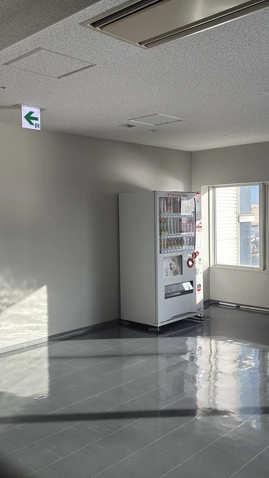 海を望む暗いATCの空間に一台の自動販売機が光っている